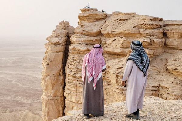 Ruang Publik Ditutup, Penduduk Arab Saudi Beralih ke Gurun Pasir
