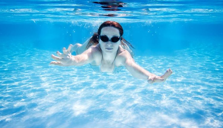 woman-swimming-underwater-P99VQTQ (1)